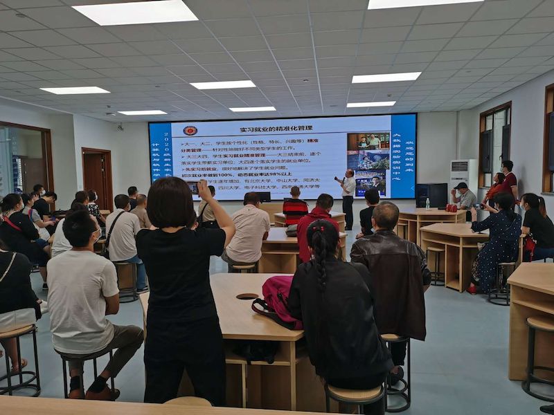 计算机学院2020级新生家长会在四维大楼大数据实验室举行.jpg