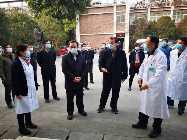 校医院向邹广严校长与李光华书记一行介绍学校疫情防控工作.jpg