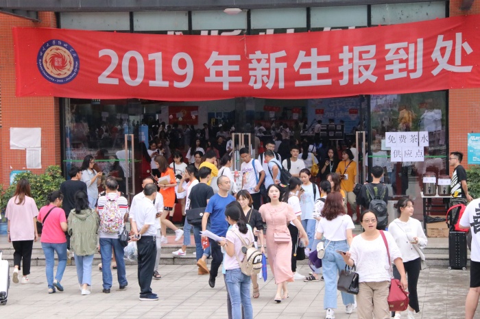 热闹的迎新现场.jpg 热闹的迎新现场.jpg