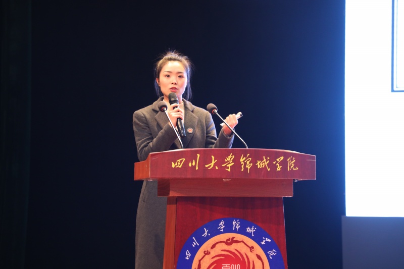 12计算机与软件学院辅导员郭昱君 作交流发言_001.JPG