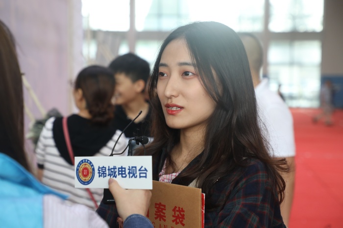 接受锦城电视台采访的新生.JPG 接受锦城电视台采访的新生.JPG