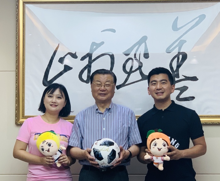 01 陈明俊、冯晓丹校友夫妇为母校锦大十四周年华诞献礼！.jpg