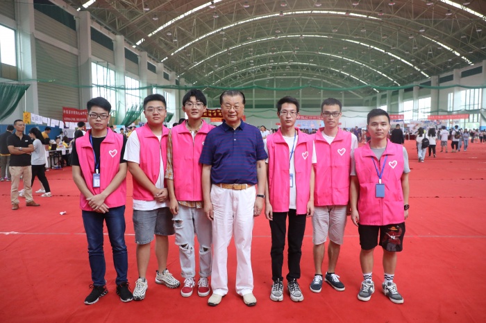 邹爷和志愿者们一起欢迎萌新们的到来.jpg 邹爷和志愿者们一起欢迎萌新们的到来.jpg