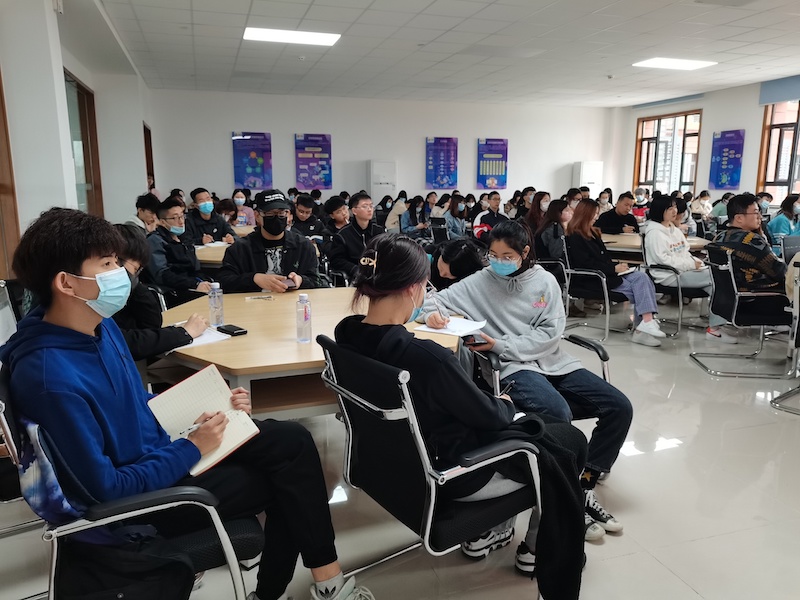 01在党史学习教育活动中金融学院召开发展对象和40期党校学员专题培训会 (2).jpg