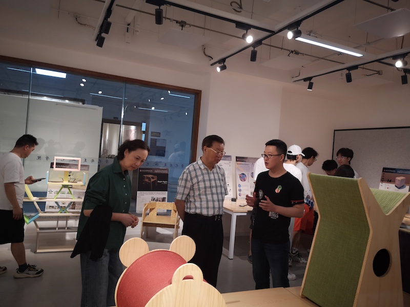 01邹广严校长参观艺术学院设计系毕业艺术展.jpg