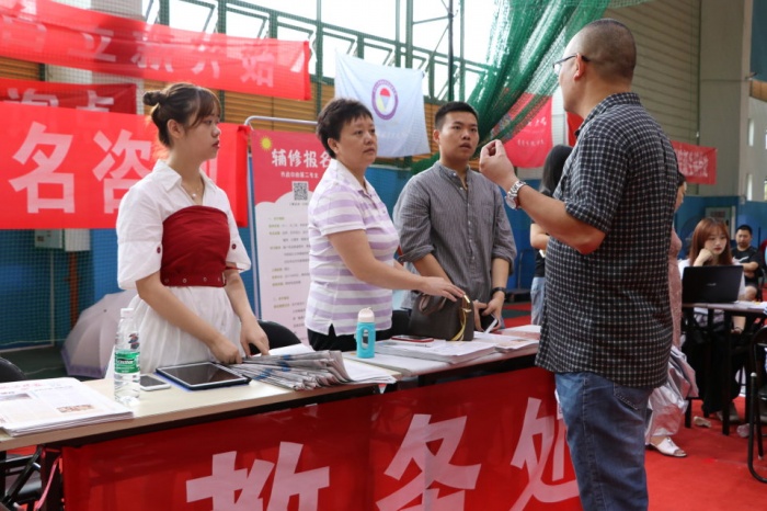 教务处热情接待前来咨询的新生家长.jpg 教务处热情接待前来咨询的新生家长.jpg