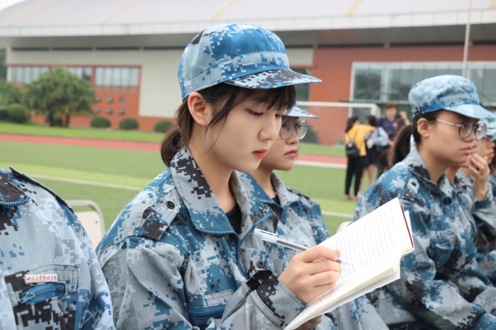 17认真做笔记的新生.JPG 17认真做笔记的新生.JPG