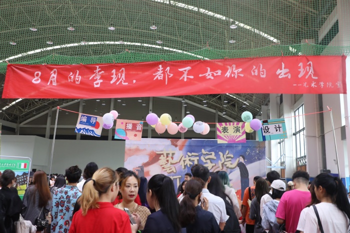 八月的李现,都不如你的出现.jpg 八月的李现,都不如你的出现.jpg