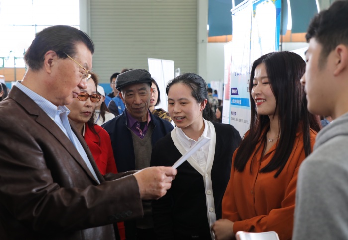 1 双选会现场 (2).jpg