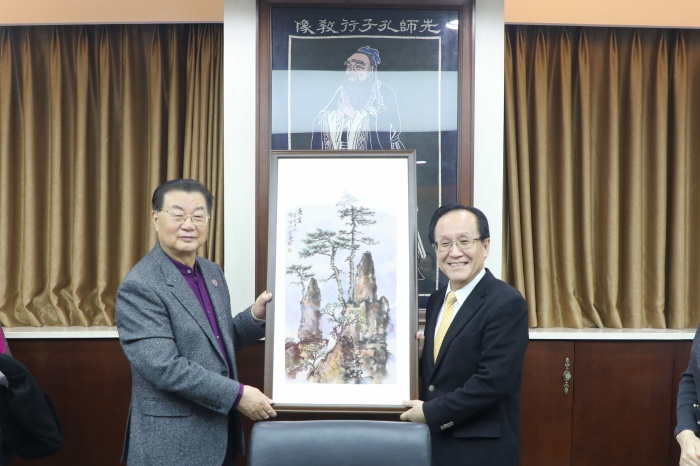 00热烈欢迎日本株式会社伊藤洋华堂社长三枝富博莅临我校.jpg