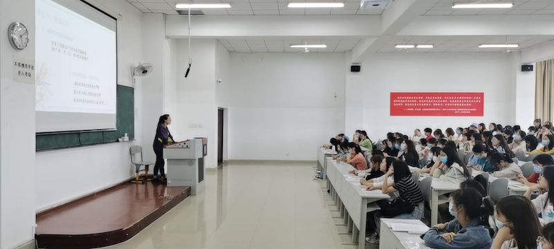 外国语学院新生的第一次晚点名 来源：外国语学院.jpg