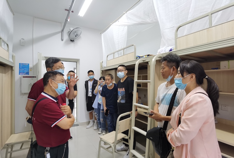 文学与传媒学院领导走访学生宿舍 来源：文学与传媒学院.jpg