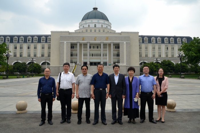 01共商校地发展 共谋校地合作.jpg