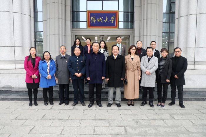 00热烈欢迎日本株式会社伊藤洋华堂社长三枝富博莅临我校-1.jpg
