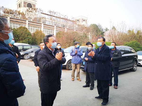 李光华书记向坚守在岗位的工作人员们表示感谢与慰问.jpg