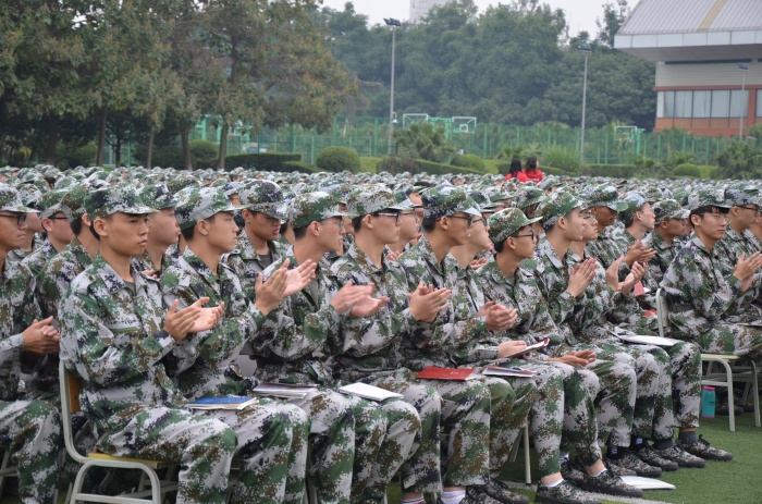18新生们为现场的精彩发言鼓掌.JPG 18新生们为现场的精彩发言鼓掌.JPG