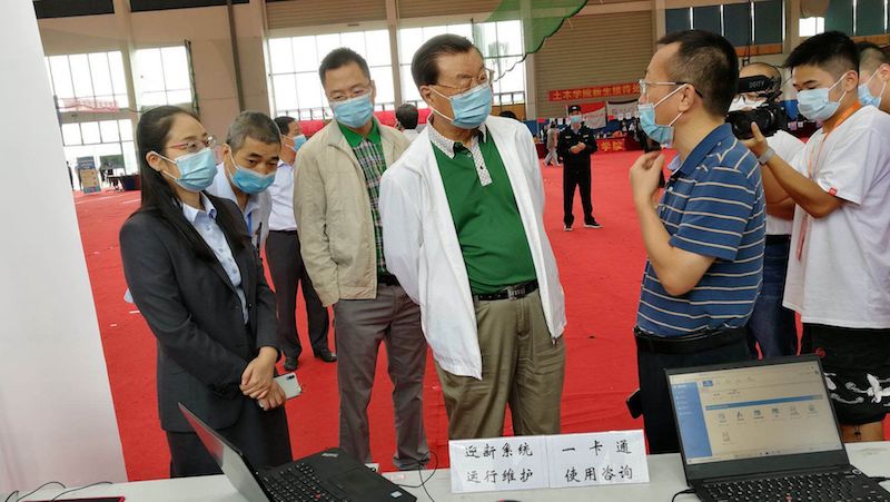 邹校长慰问迎新现场的工作人员们.jpg
