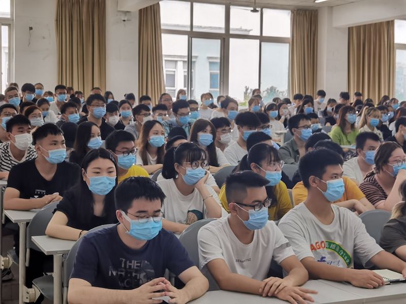 全体同学戴口罩参加首次晚点名.jpg 全体同学戴口罩参加首次晚点名.jpg